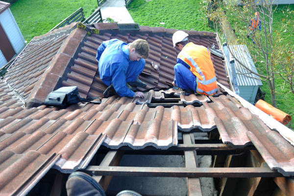 Couvreur au travail sur une toiture à Joinville‑le‑Pont